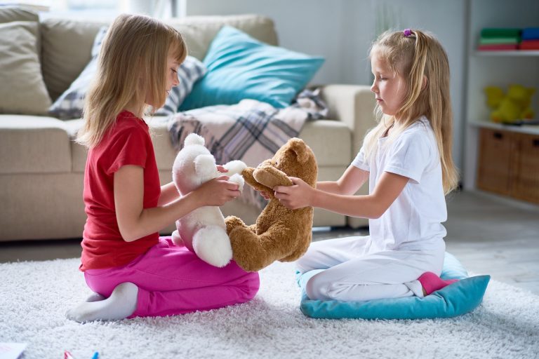 petites-filles-jouant-avec-des-jouets-en-peluche-768x512